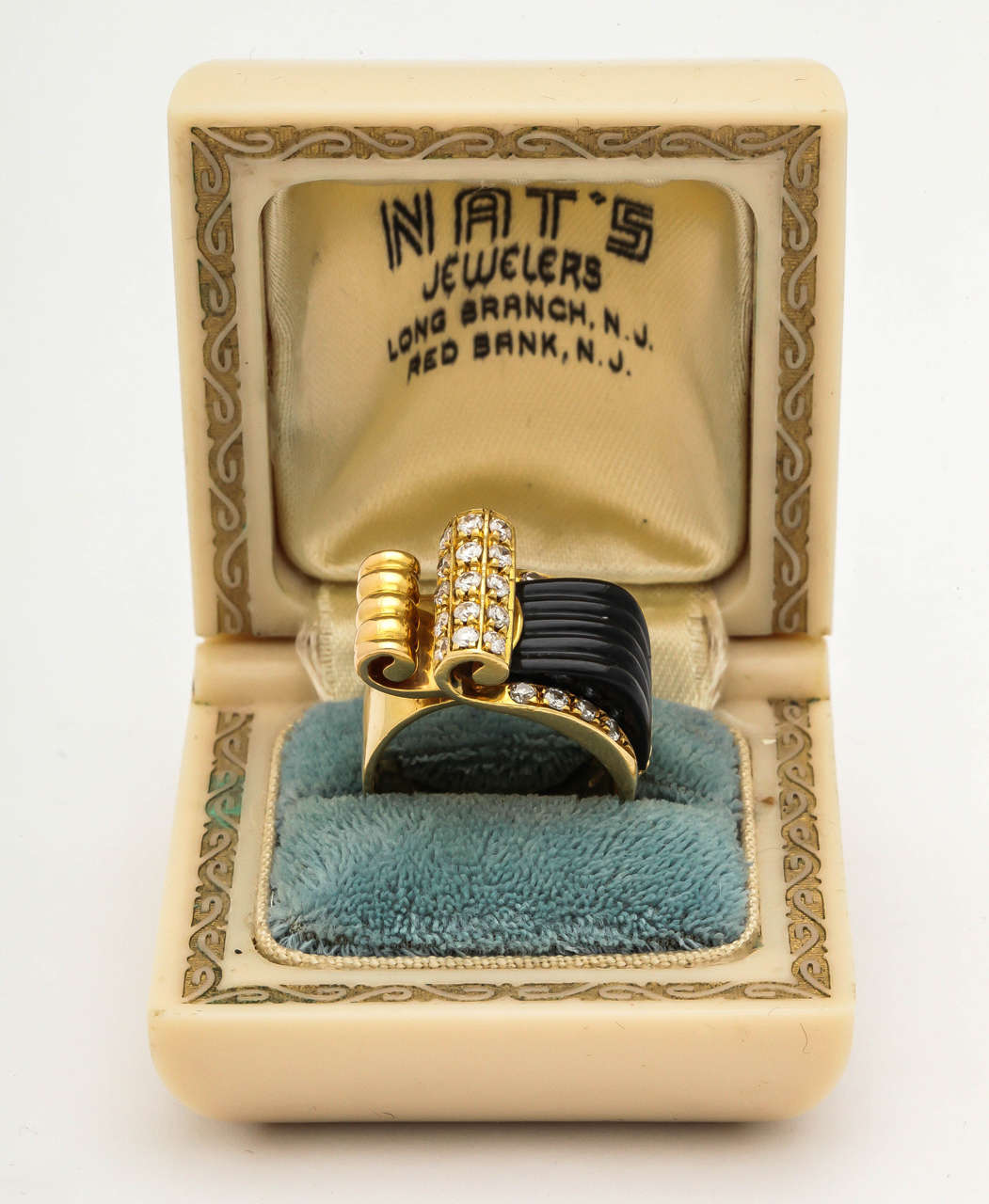 1960s Carved Fluted Onyx Ridges Diamond Gold Cocktail Ring In Excellent Condition In New York, NY