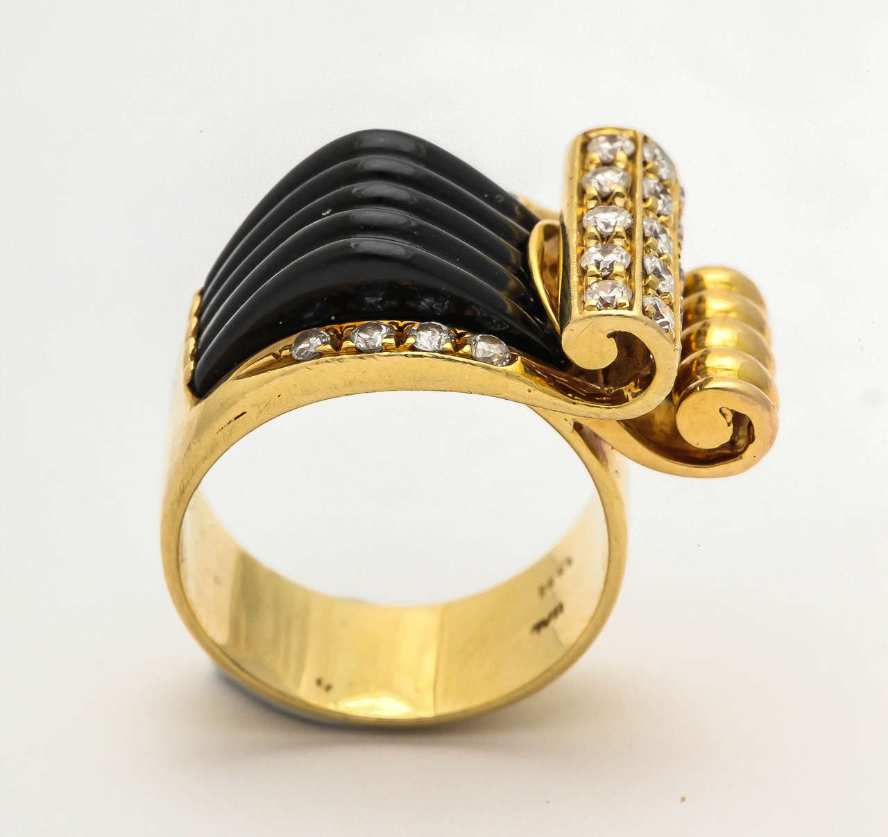 1960s Carved Fluted Onyx Ridges Diamond Gold Cocktail Ring 3