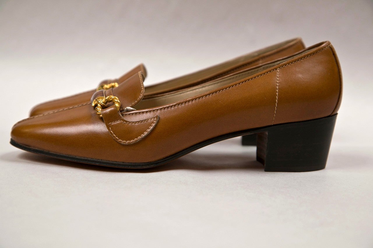 Brown never worn gucci shoes with enamel & brass hardware For Sale