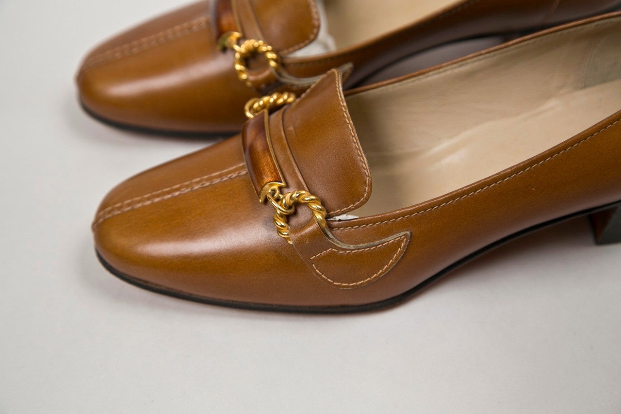 never worn gucci shoes with enamel & brass hardware In New Condition For Sale In Stamford, CT