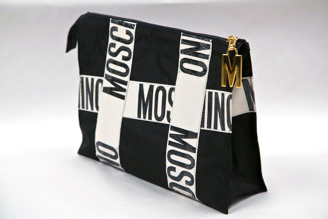 moschino redwall 'print' clutch with coin/key purse In New Condition For Sale In Stamford, CT