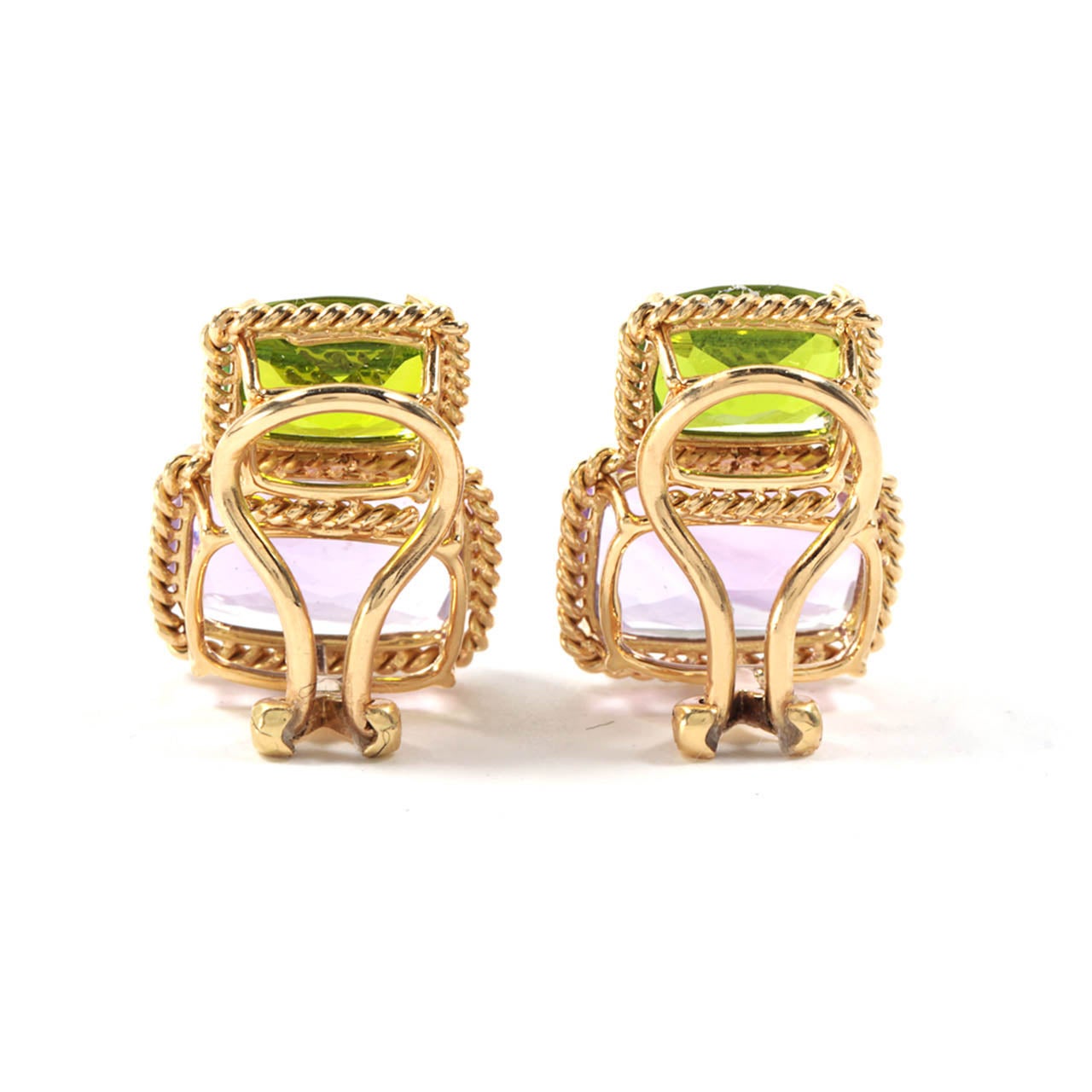 Pendientes de dos piedras de oro amarillo de 18 quilates con borde de vuelta de cuerda con peridoto y amatista facetados.

Espalda con clip Omega.
Puede colocarse para orejas perforadas.