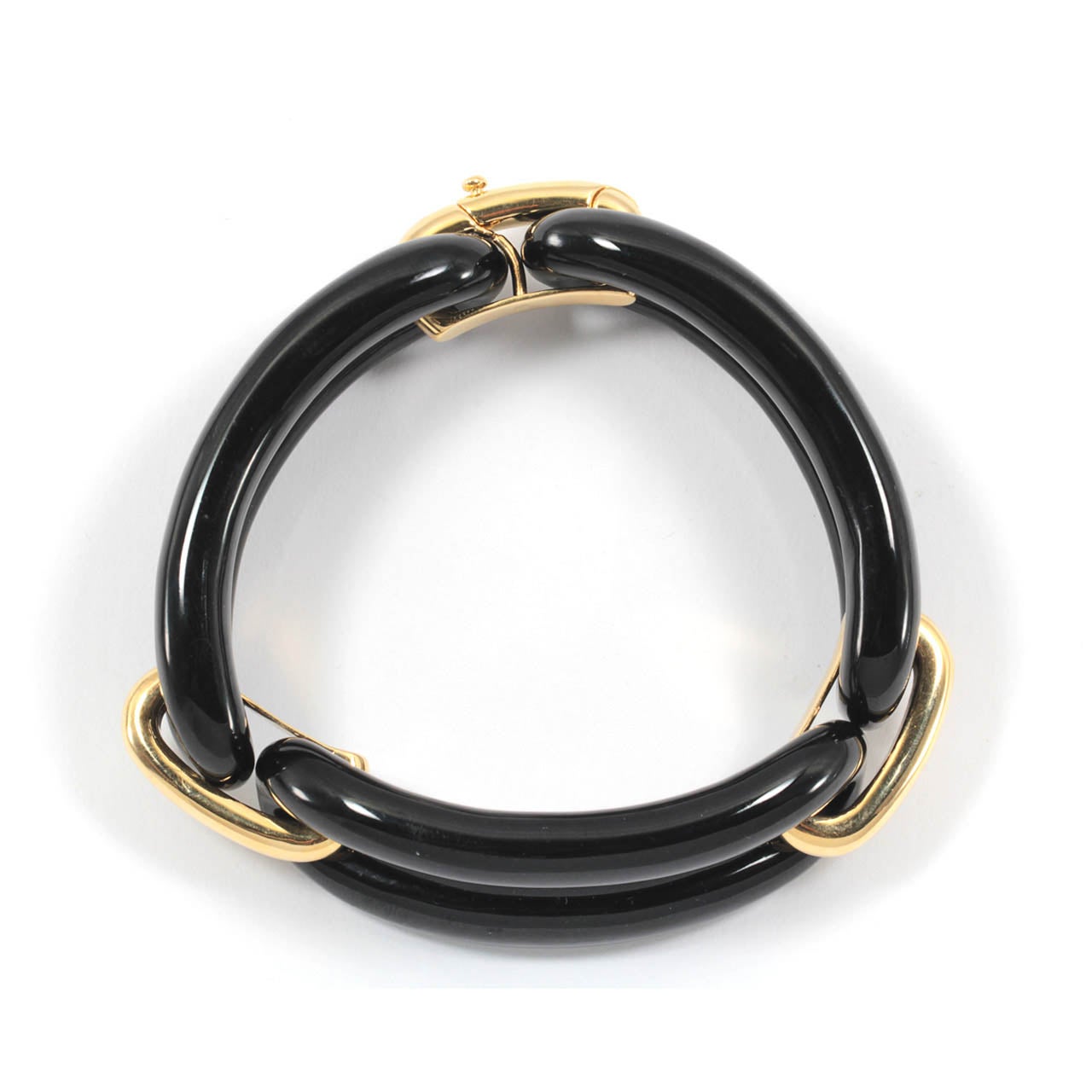 Contemporary Yellow Gold and Onyx Link Bracelet For Sale