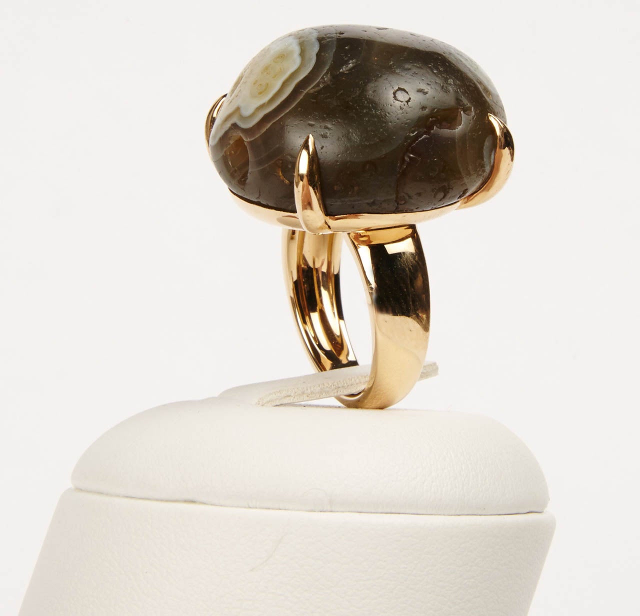 Ring aus 18 Karat Gold, besetzt mit einer antiken, grau-grün gebänderten Achat-Kette, 2. Jahrtausend v. Chr.
Die Perle ist ein antikes Original; die Fassung ist eine moderne Kreation aus unserer Pariser Werkstatt mit französischer Punzierung