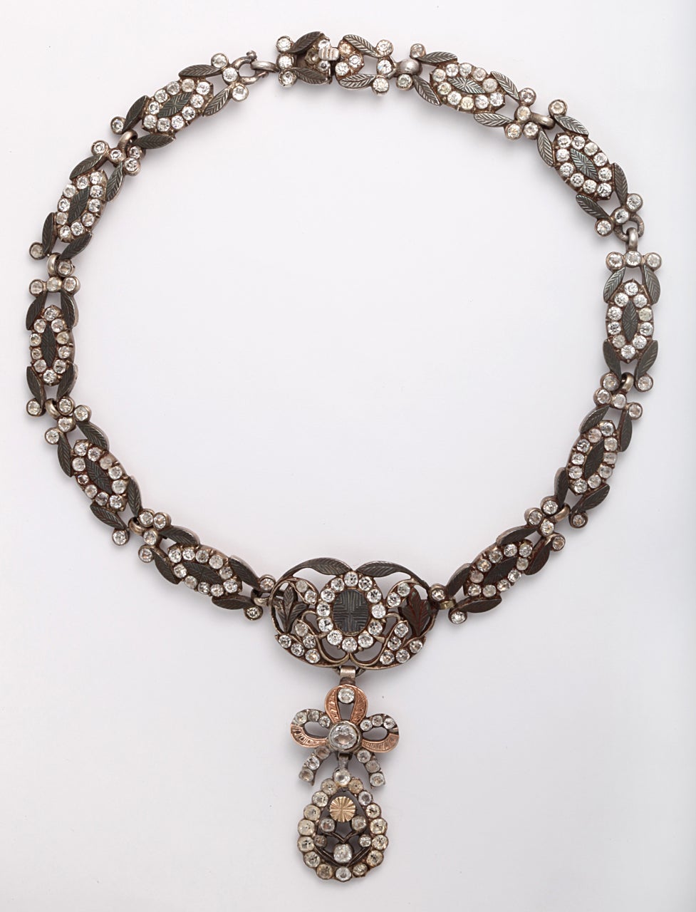 A necklace of the Georgian era that fills us with pleasure at its beauty and  in the way it is made. Jewelry such as this is so individual to the hands of the artist and the creative process involved.  Then necklace exhibits the finest design and