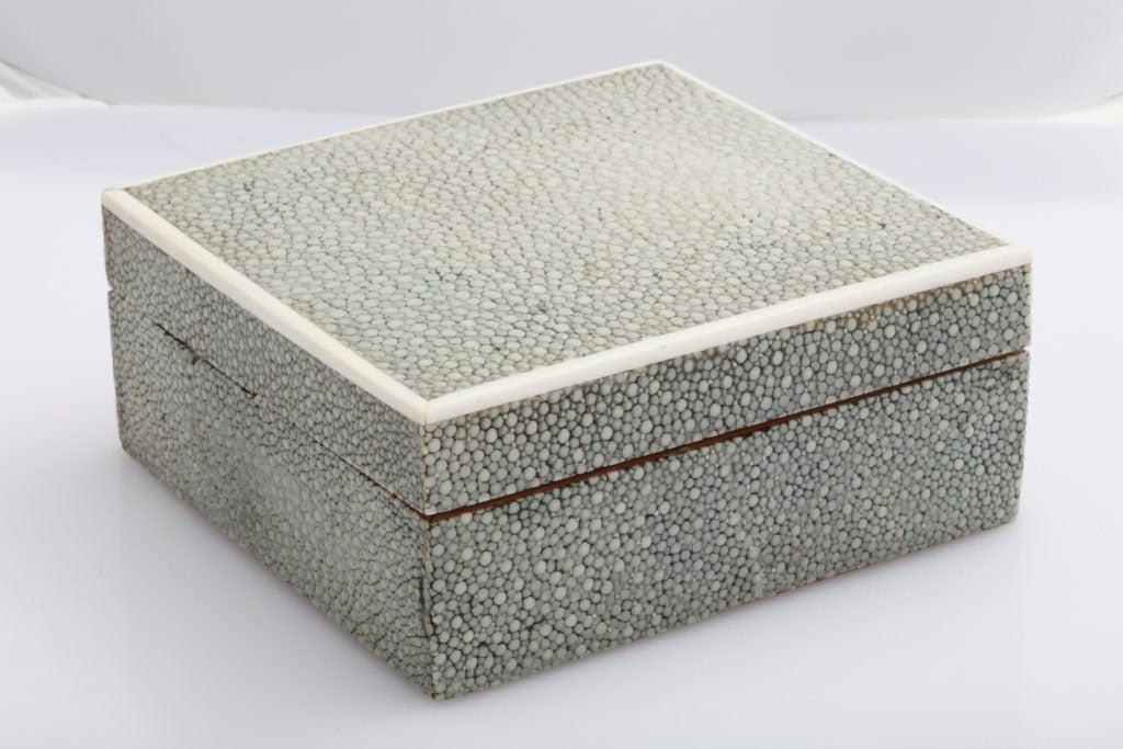 Wonderful Green Shagreen Box with Ivory Border made in England<br />
<br />
4.25