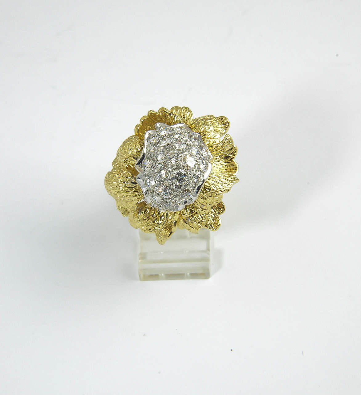 Großer Blumen-Diamant-Gold-Statement-Ring aus den 1960er Jahren im Angebot 1