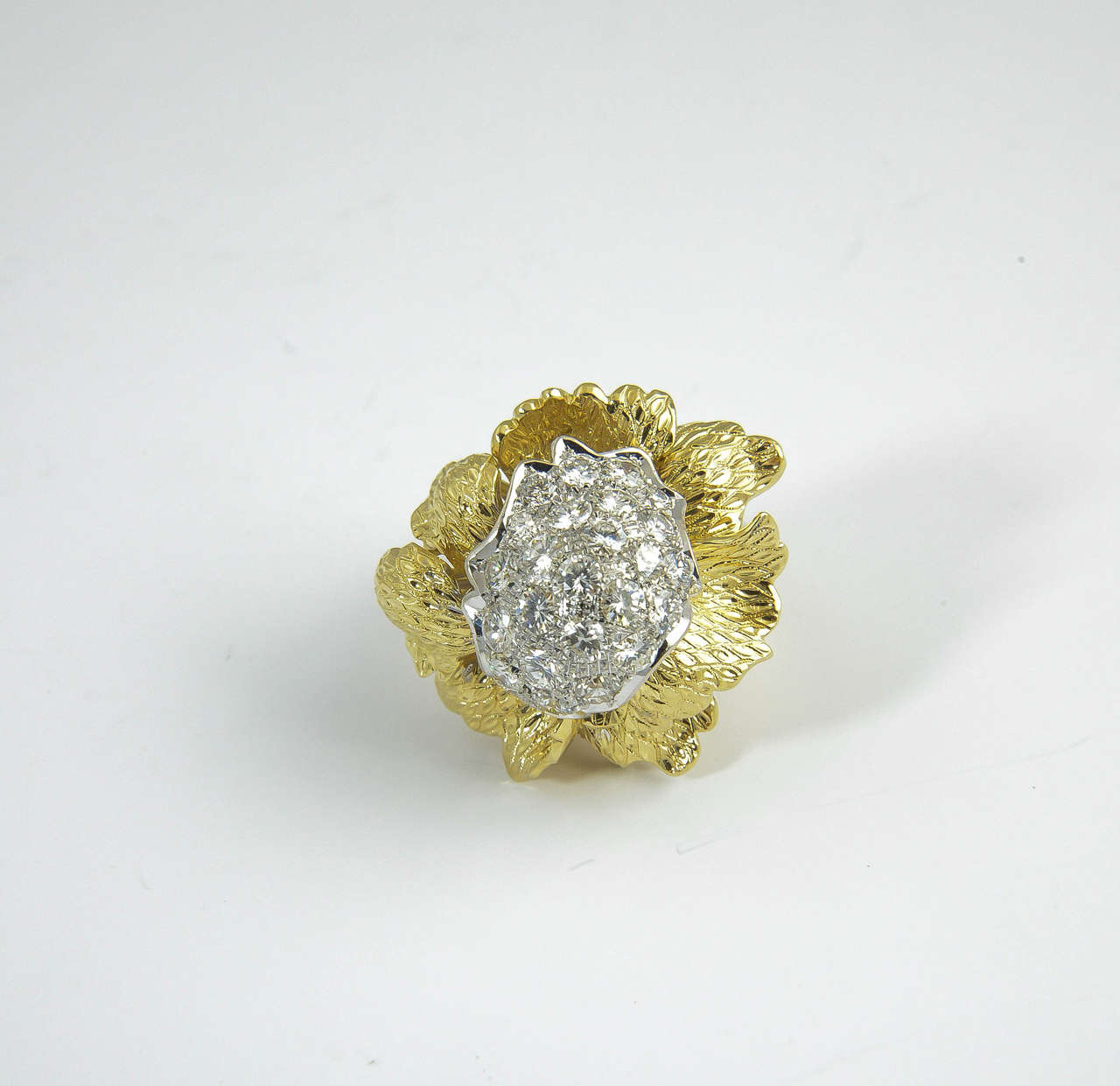 Großer Blumen-Diamant-Gold-Statement-Ring aus den 1960er Jahren im Zustand „Hervorragend“ im Angebot in Miami Beach, FL