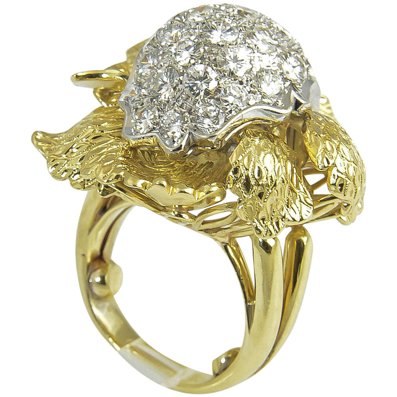 Beeindruckender Ring mit 2,25 ct. schönen Diamanten, die in strukturierte Blütenblätter aus 18 Karat Gelbgold eingefasst sind.

US-Größe 6 (kann wegen der Kugeln, die das Umklappen verhindern sollen, ein wenig abweichen)  Sie kann in der Größe