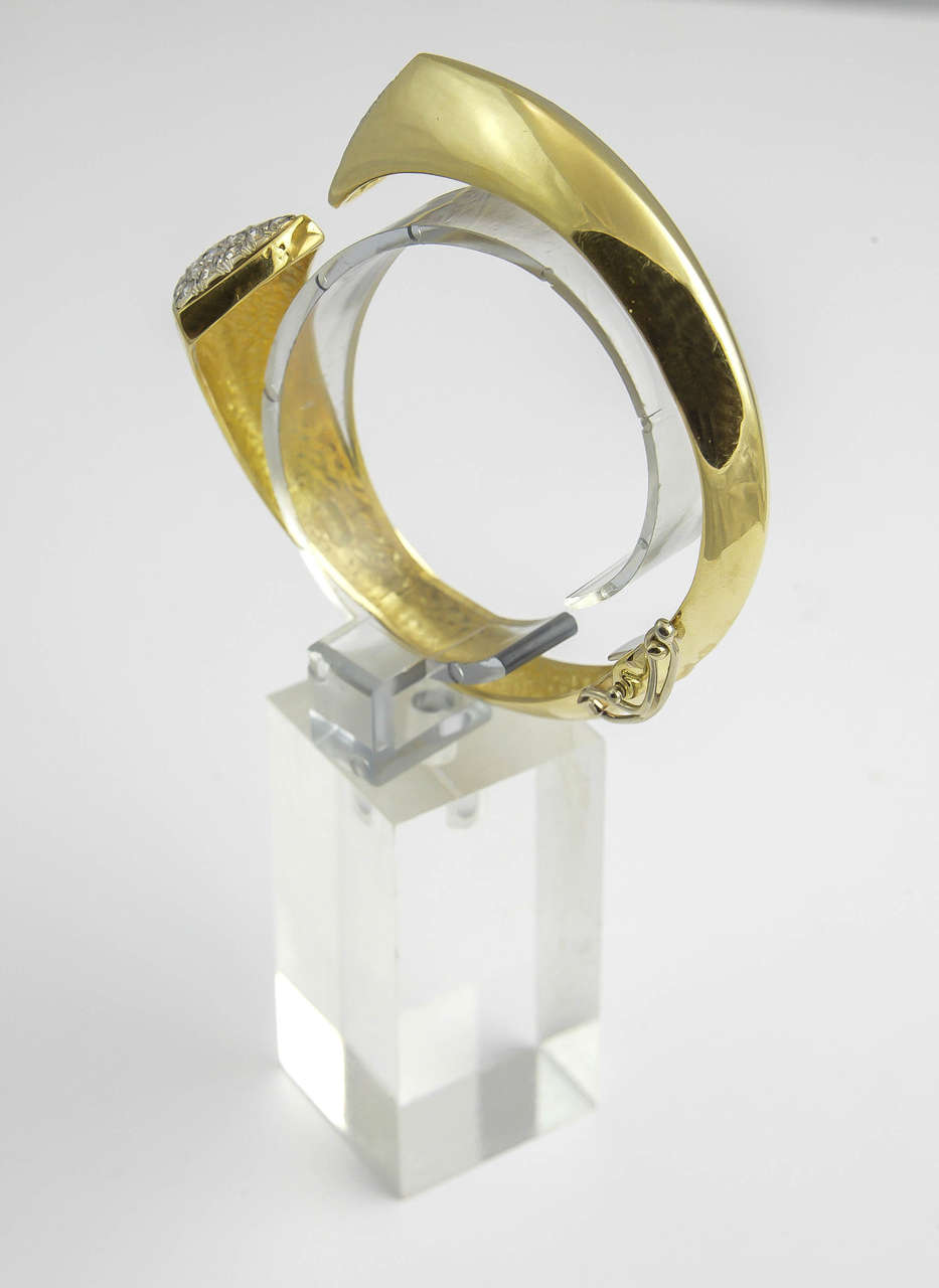 1970s Diamond Gold Bangle Bracelet In Excellent Condition For Sale In Miami Beach, FL