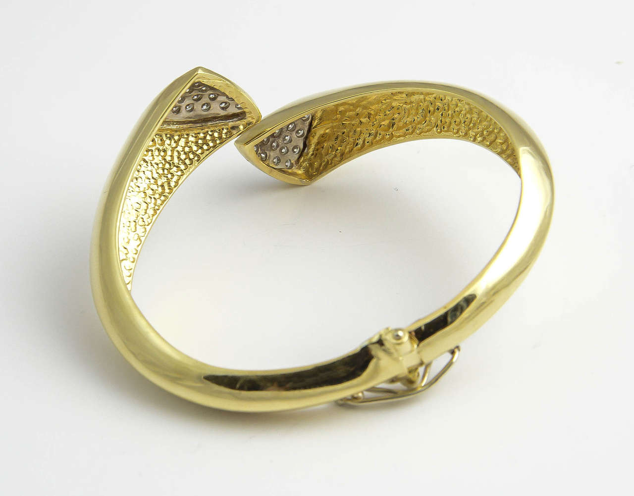 Bracelet jonc en or et diamants des années 1970 en vente 2