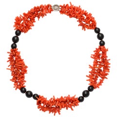 1960's Sponge Coral And Onyx Necklace With White Gold Clasp