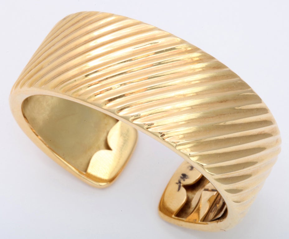 Striated cuff with hinged side opening  70.1 grams