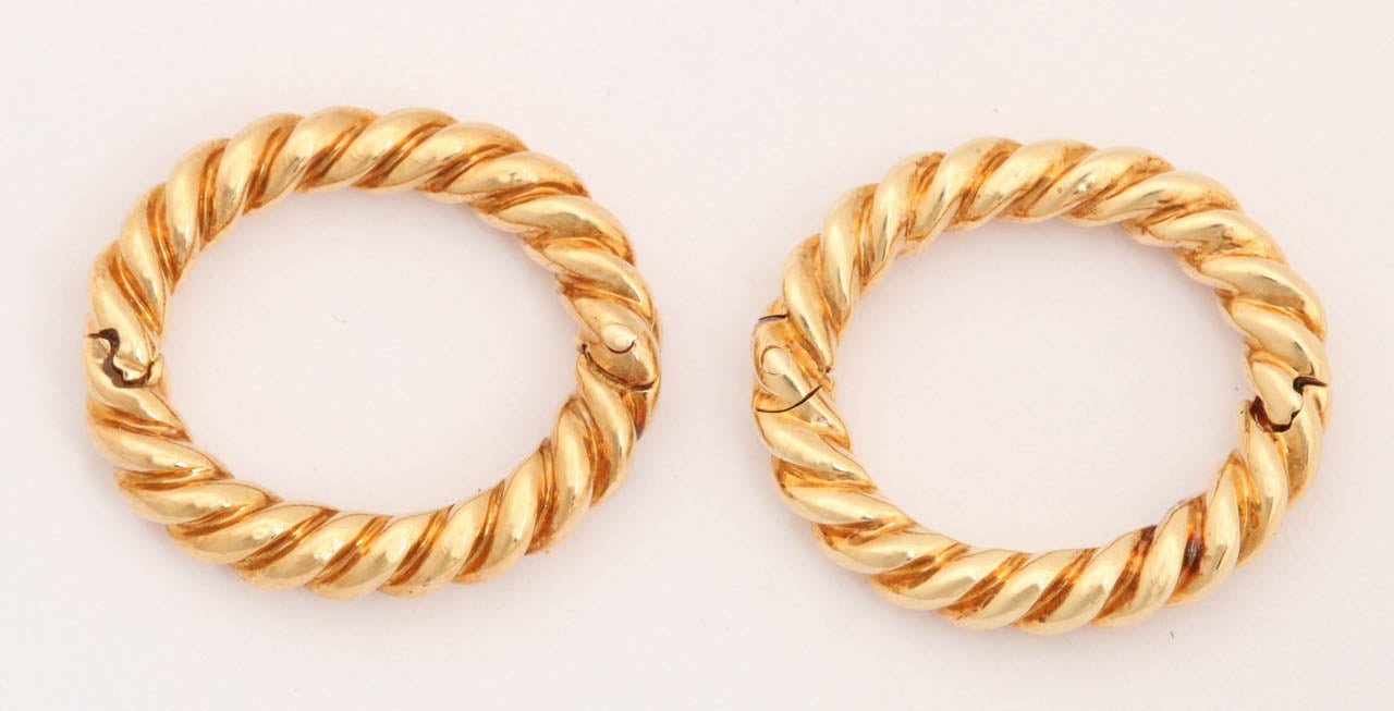 A pair of 18k yellow gold twisted cufflinks in a hoop design by David Webb. Cufflinks are hinged and open at the middle. Nice quality. Signed WEBB and marked 18K.