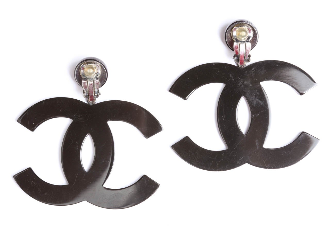 Chanel Large Black CC Dangling Earrings In Excellent Condition In Chicago, IL