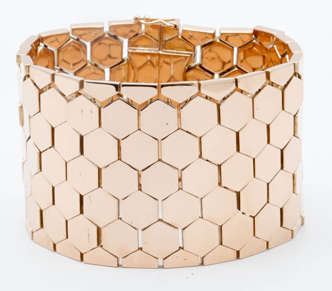 Ein Wabenarmband aus Roségold. Wabenförmig, mit Sicherheitsverschlüssen an der Schließe, Länge 18,5 cm.