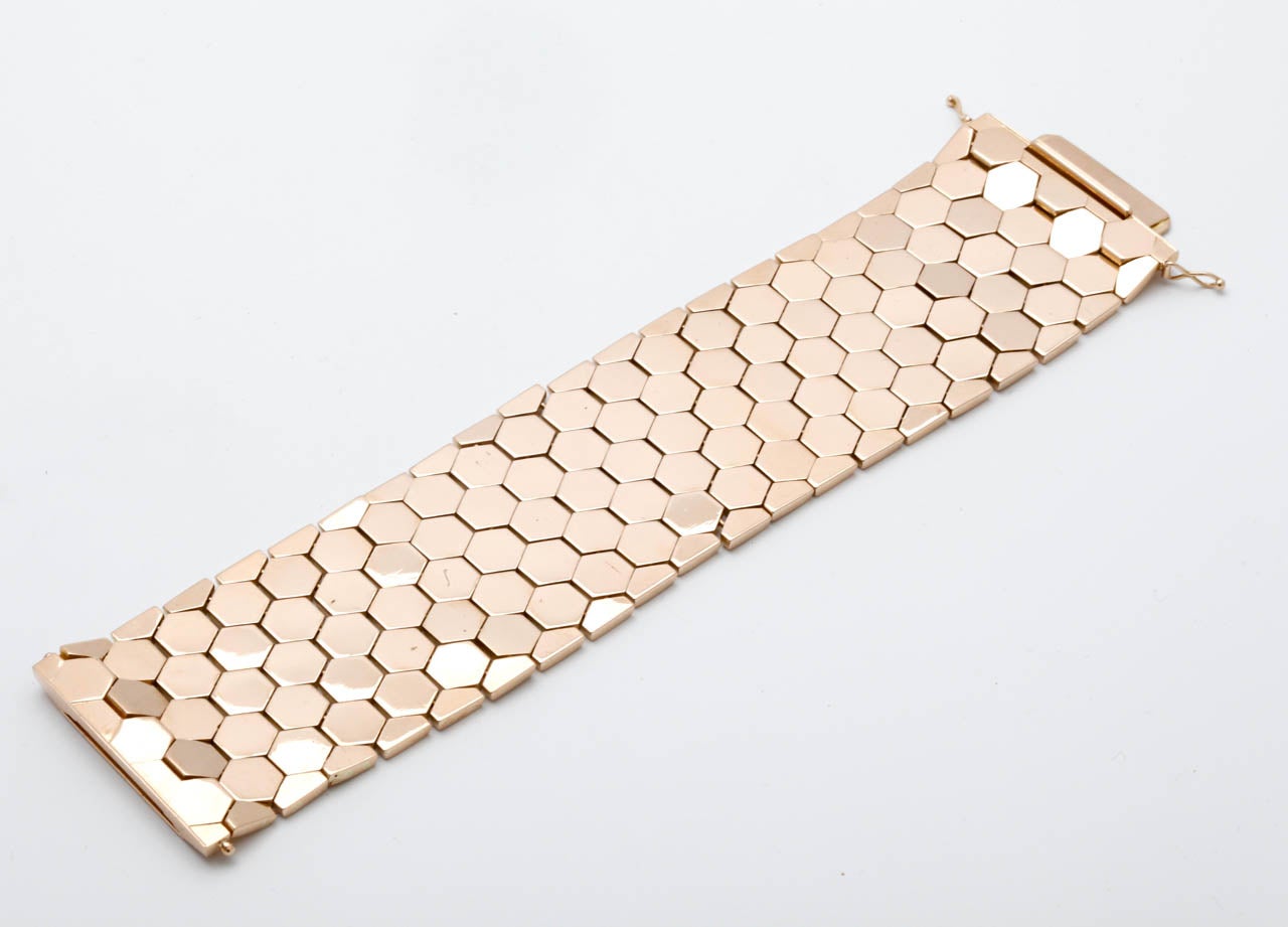 Ein Wabenarmband aus Roségold Damen im Angebot