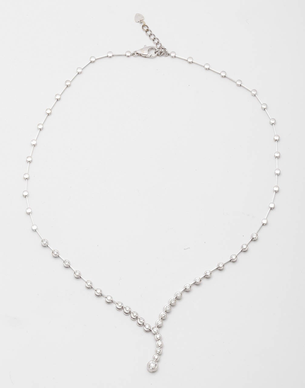 A white gold diamond necklace decorated to the front with 30 brilliant-cut diamonds with a total diamond weight of 1.60 carats.

All our prices are exclusive of VAT.
