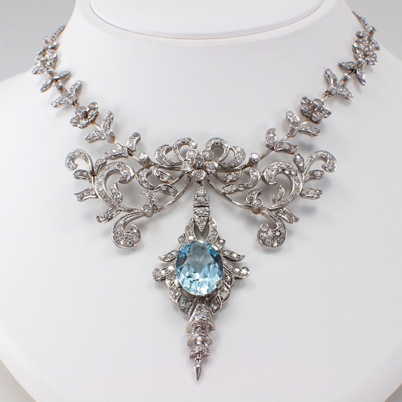 Impressive oval aquamarine and diamond necklace 16