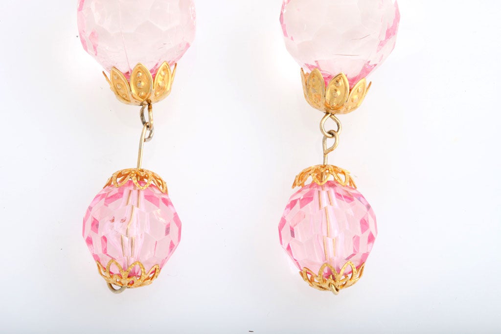 Goldfarbene und rosa Lucite-Ohrhänger aus Gold im Zustand „Hervorragend“ im Angebot in Stamford, CT