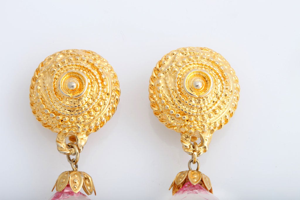 Goldfarbene und rosa Lucite-Ohrhänger aus Gold Damen im Angebot