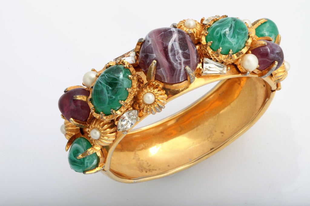 Spectaculaire bracelet bangle incrusté de bijoux par Hattie Carnegie.