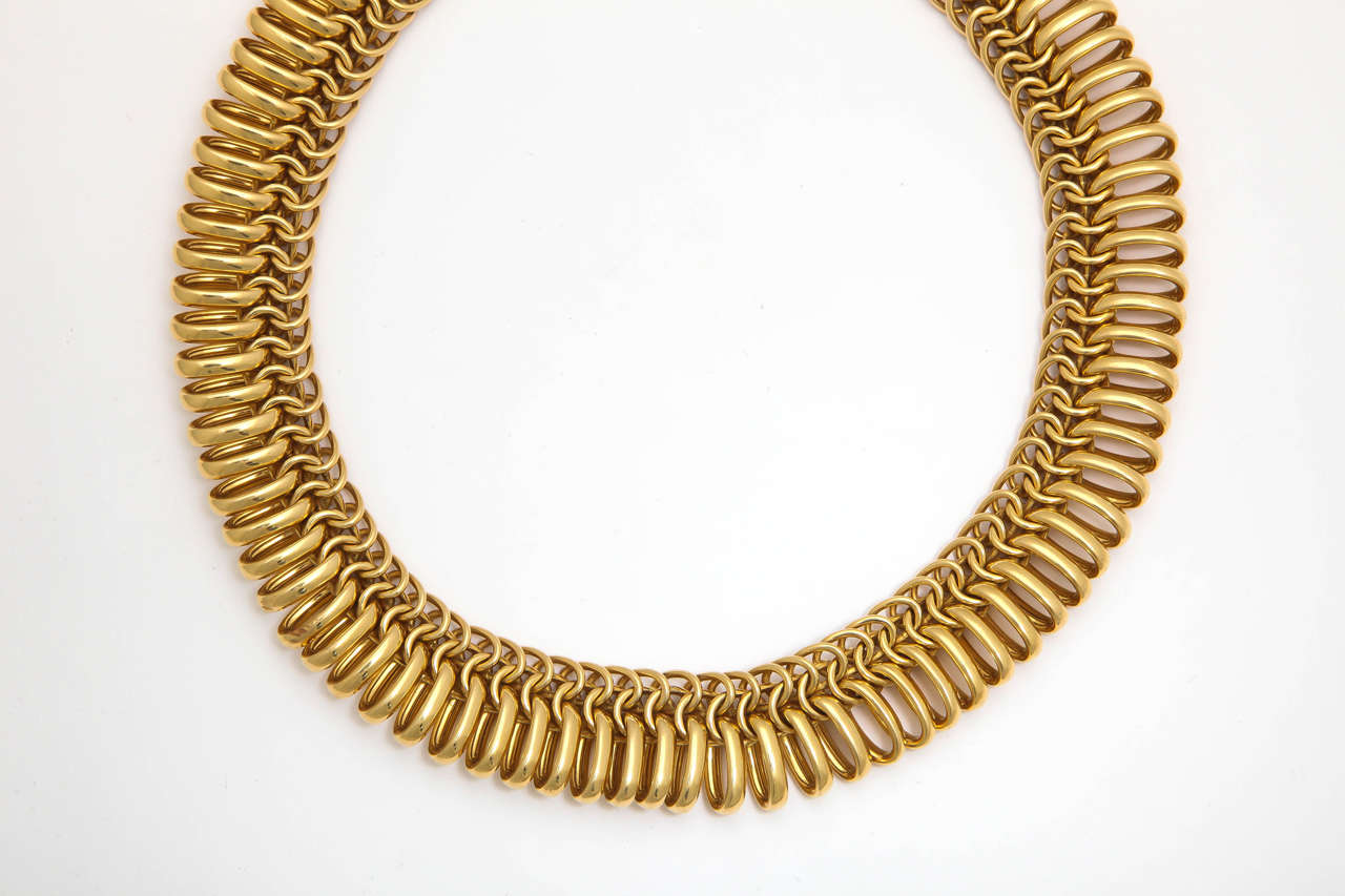 1980s  Abel & Zimmerman Gold Two Textured Open Spiral Slinky  Necklace In Excellent Condition In New York, NY