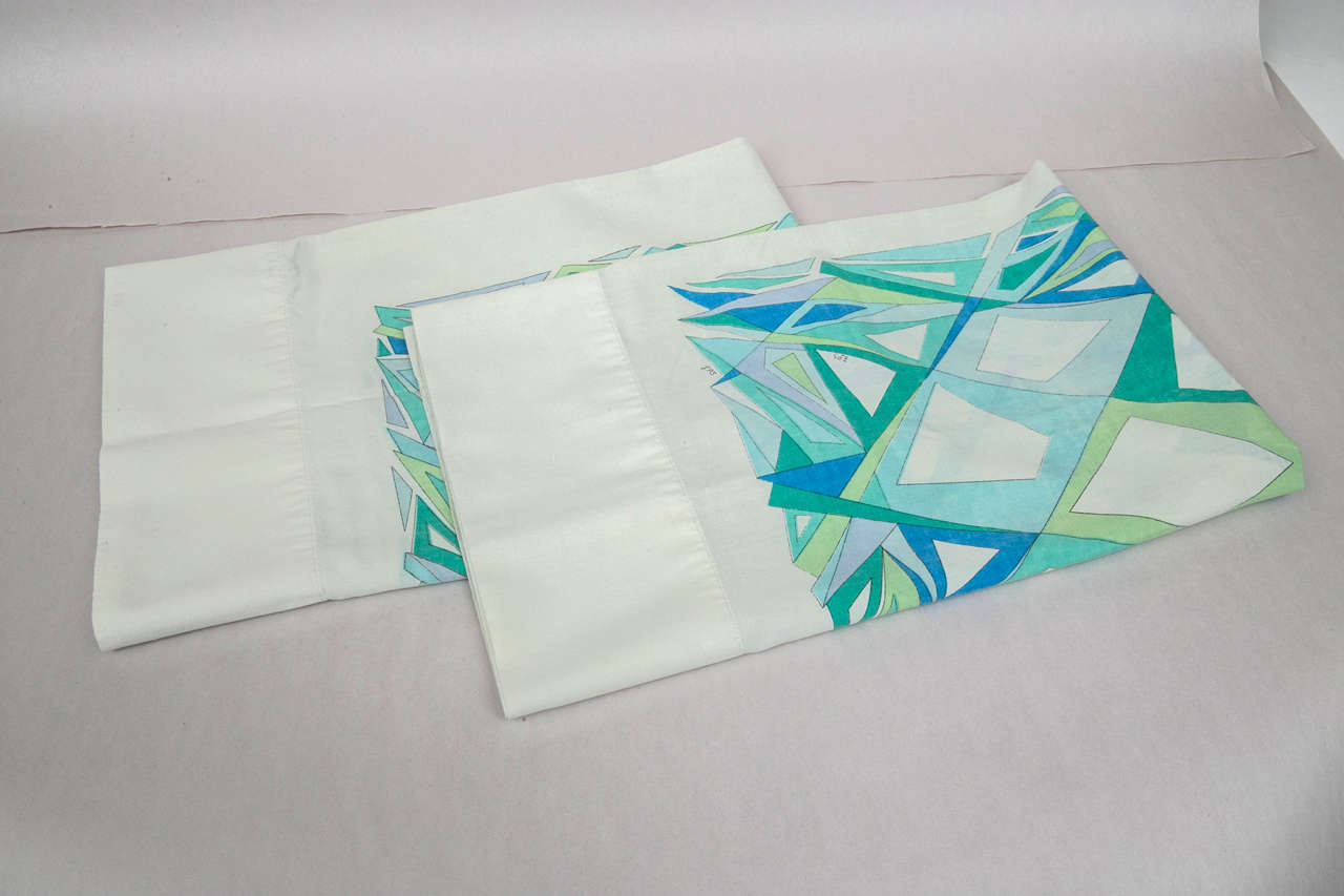 rare pair of vintage pucci pillow cases presented by funky finders In Good Condition In Stamford, CT