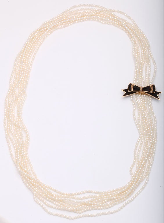 Victorien Fabuleuse broche victorienne à ruban et nœud papillon en perles sur collier de perles en vente