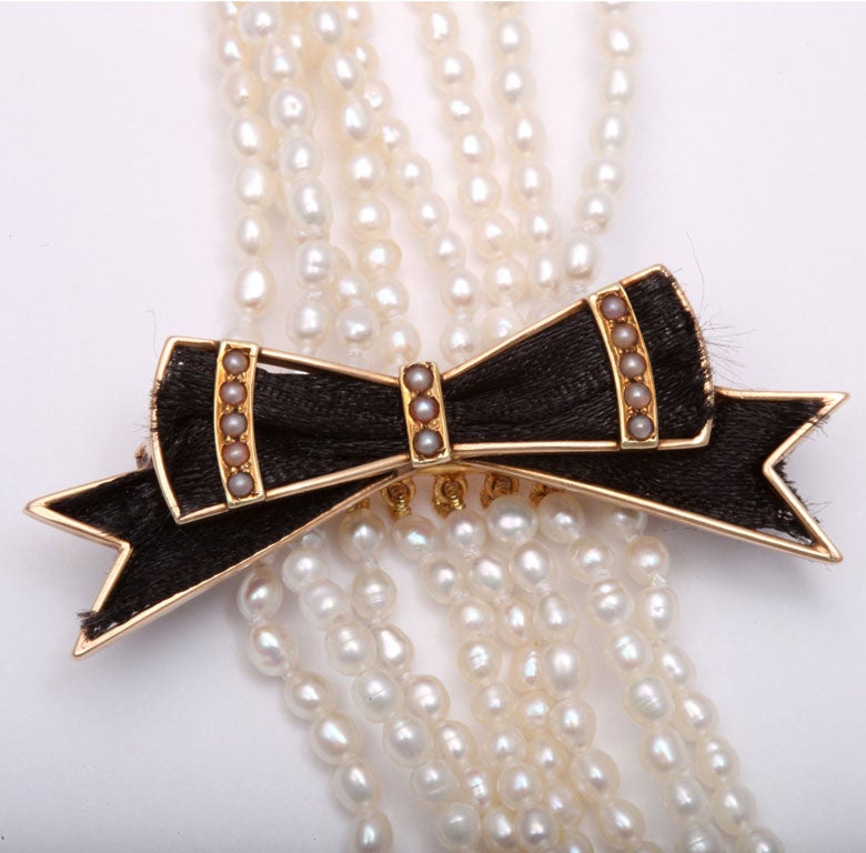 Perle Fabuleuse broche victorienne à ruban et nœud papillon en perles sur collier de perles en vente