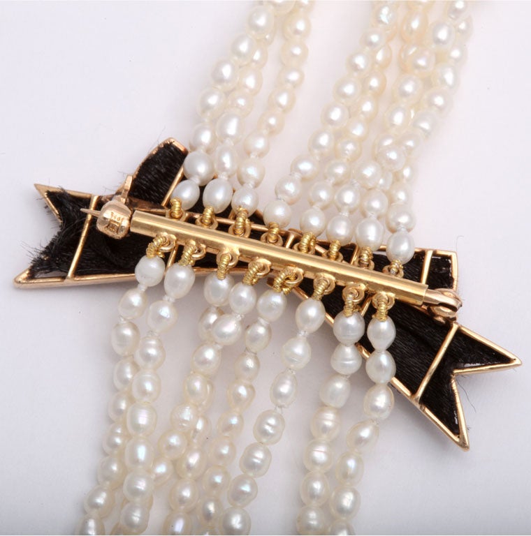 Fabuleuse broche victorienne à ruban et nœud papillon en perles sur collier de perles Pour femmes en vente