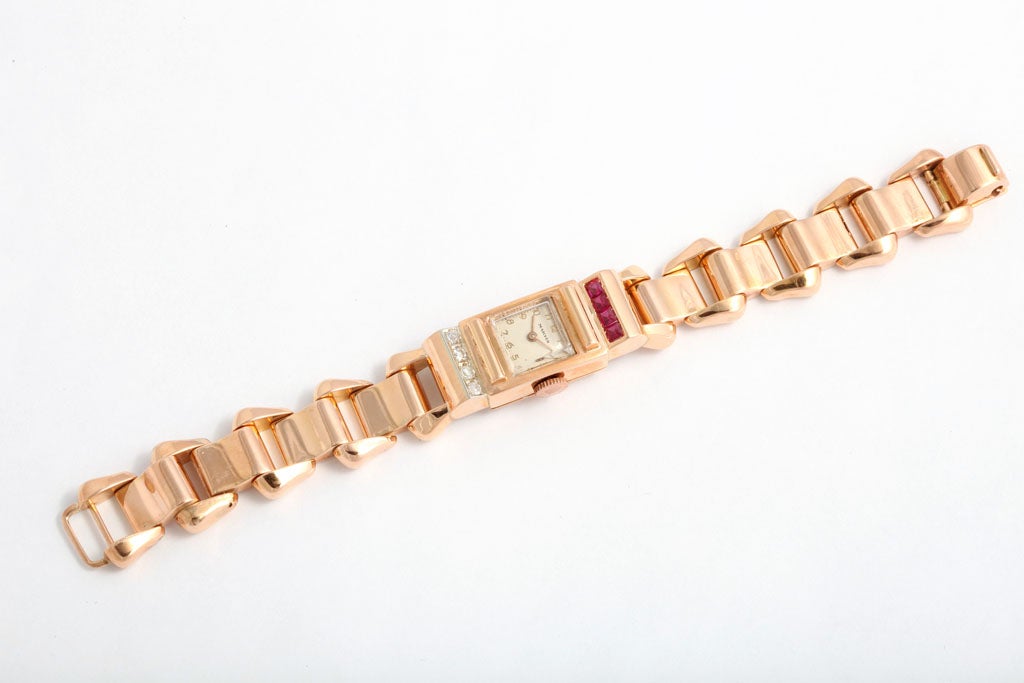 Wunderschön gefertigte Damenuhr aus den 1940er Jahren in 18k mit Diamanten und häufig verwendeten synthetischen Rubinen. Viele der in den 1940er Jahren hergestellten Stücke haben diese synthetischen Rubine im Scherenschliff.

Diese Uhr wird von