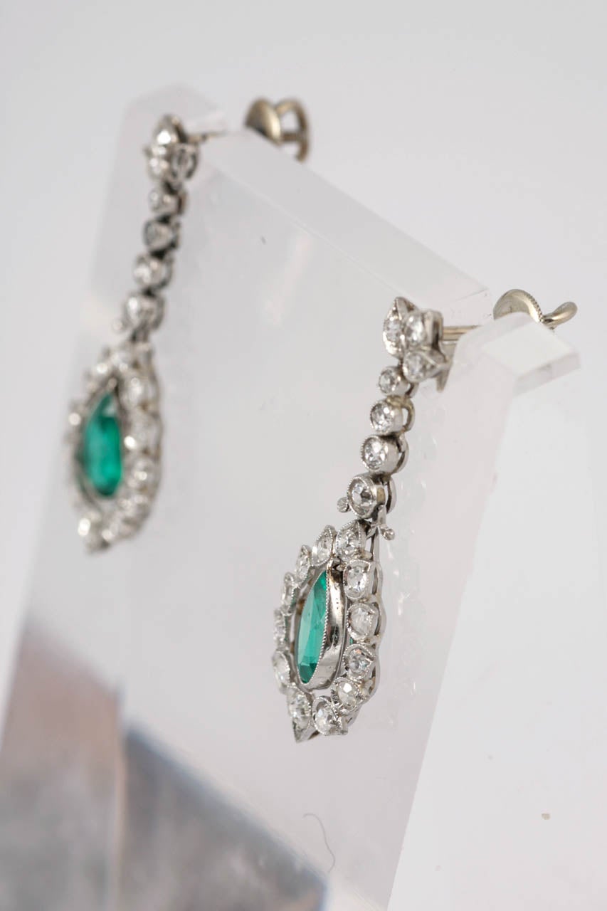 Emerald Diamond Drop Earrings In Excellent Condition For Sale In London, GB