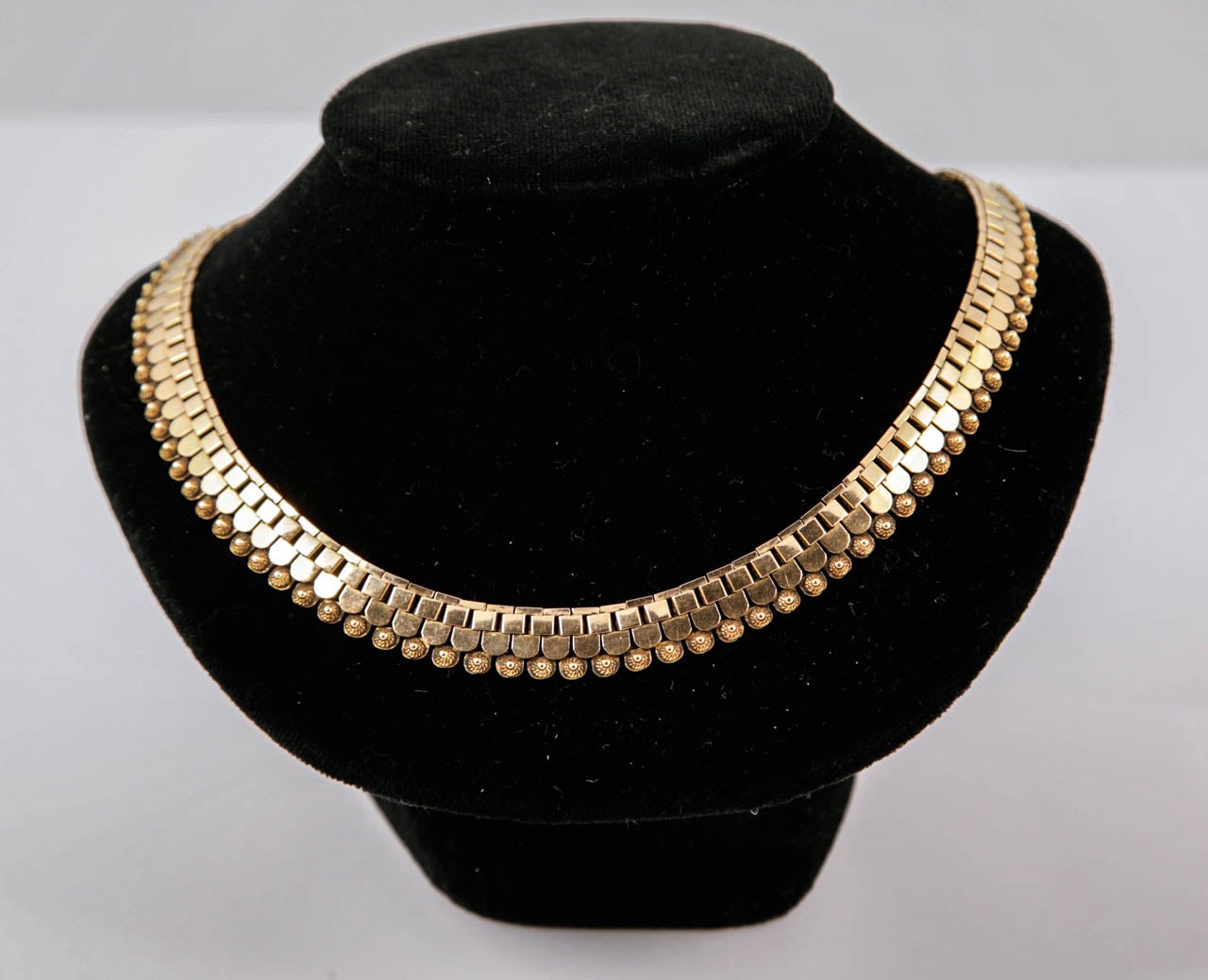 18kt yellow gold collar with French patent marks. It has 2 clasps to enable it to be shortened to a choker.