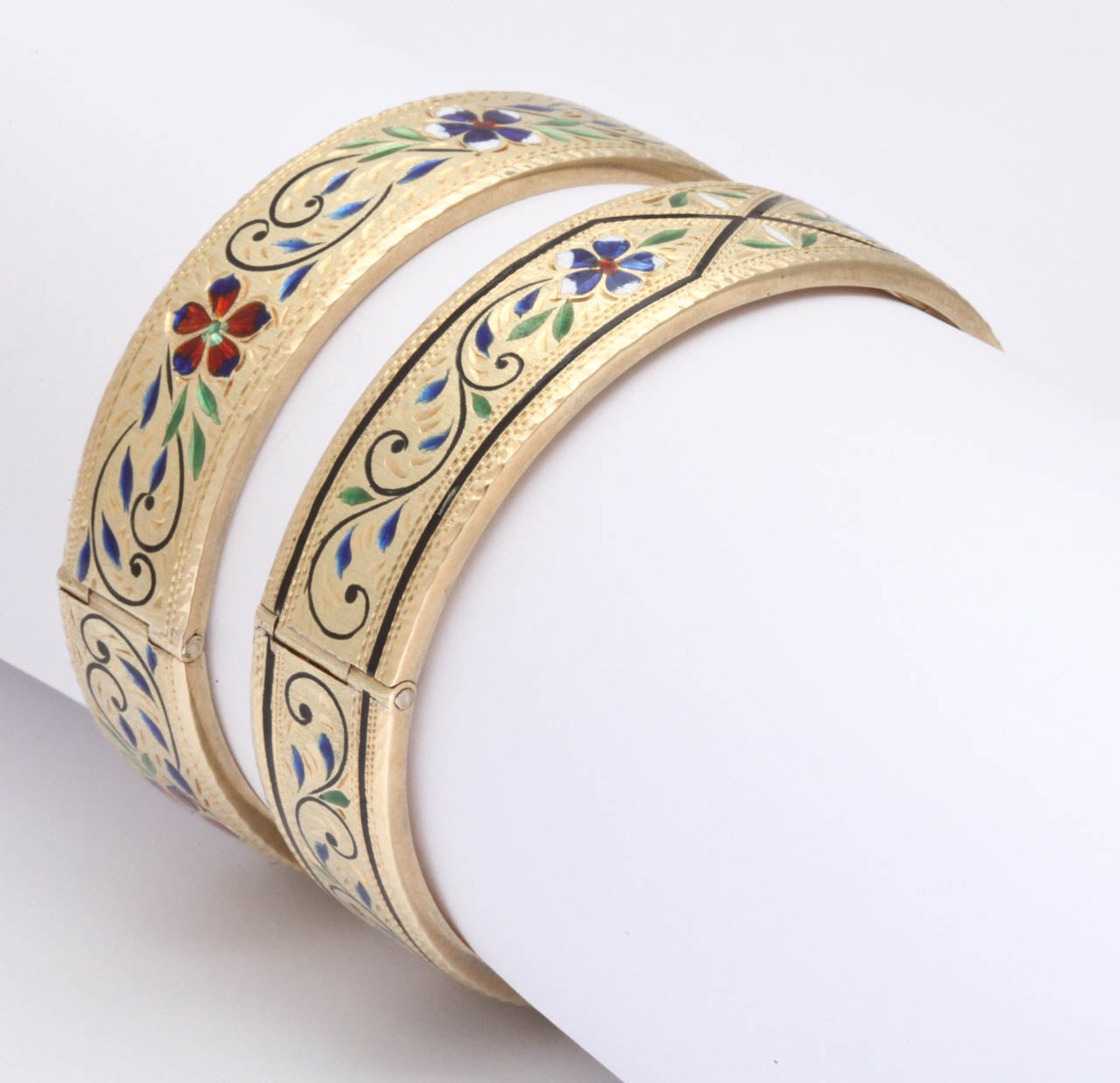 1920.s Gold &  Enamel Pair Of Bangle Bracelets In Excellent Condition In New York, NY