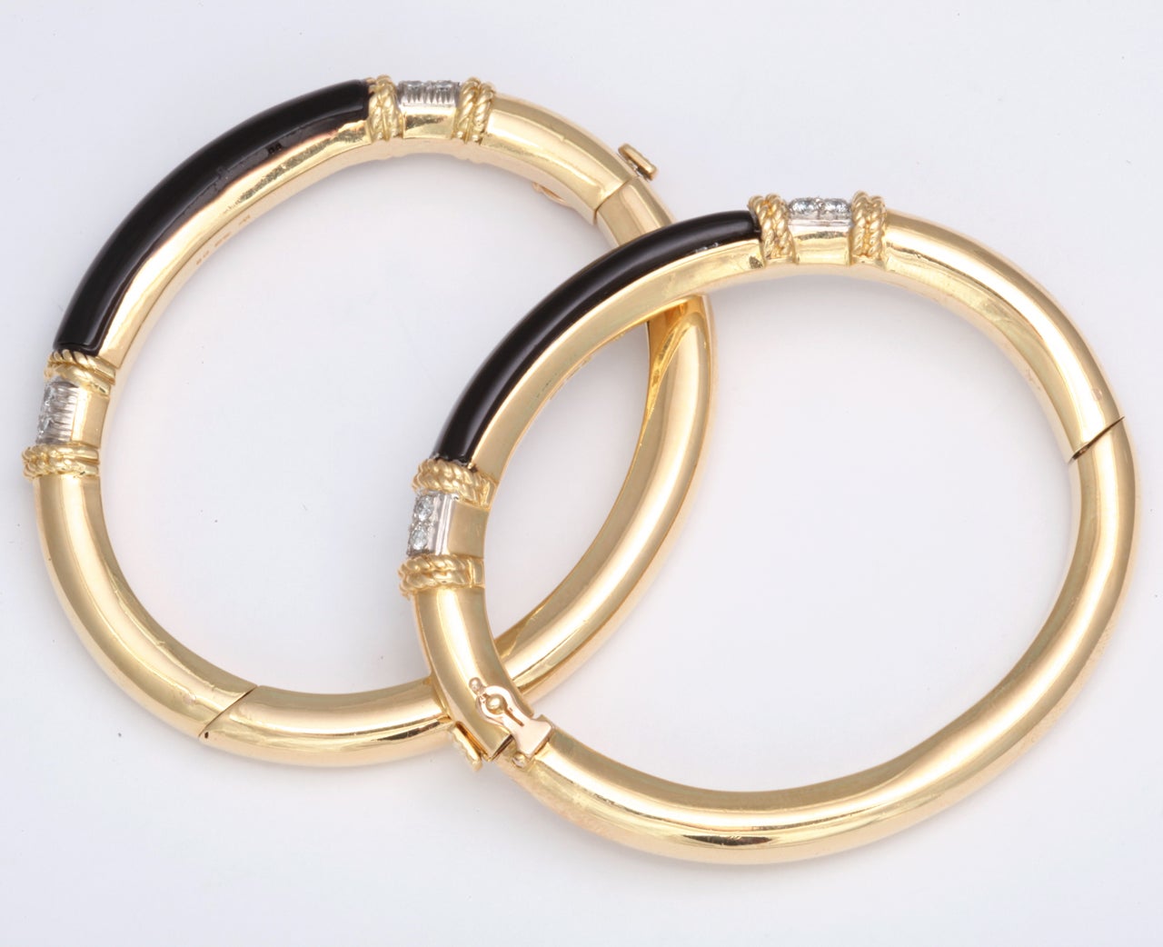 English Gold And Enamel And Diamond Pair Of Bangles In Good Condition In New York, NY