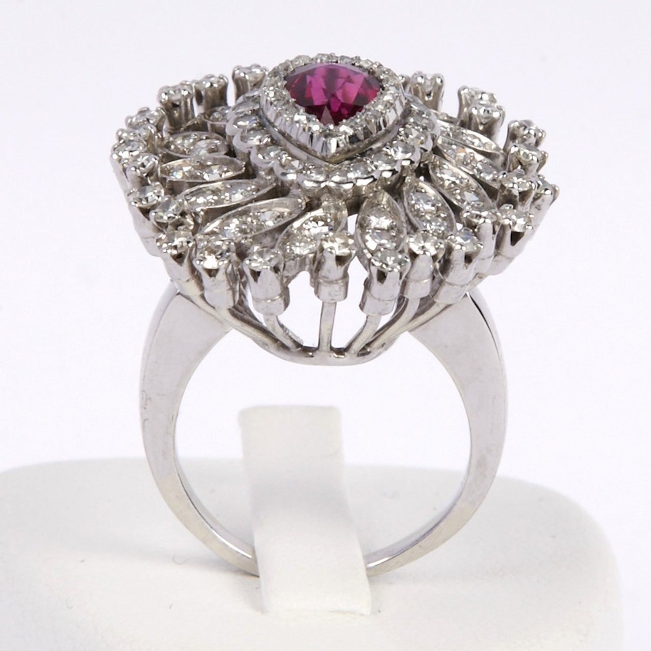 Ruby, diamonds, and white gold ring For Sale at 1stDibs