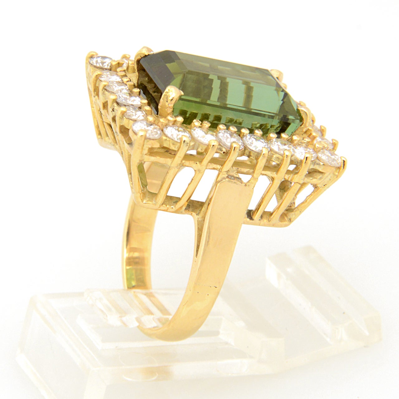 Green Tourmaline Diamond Gold Cocktail Ring In Excellent Condition For Sale In Miami Beach, FL