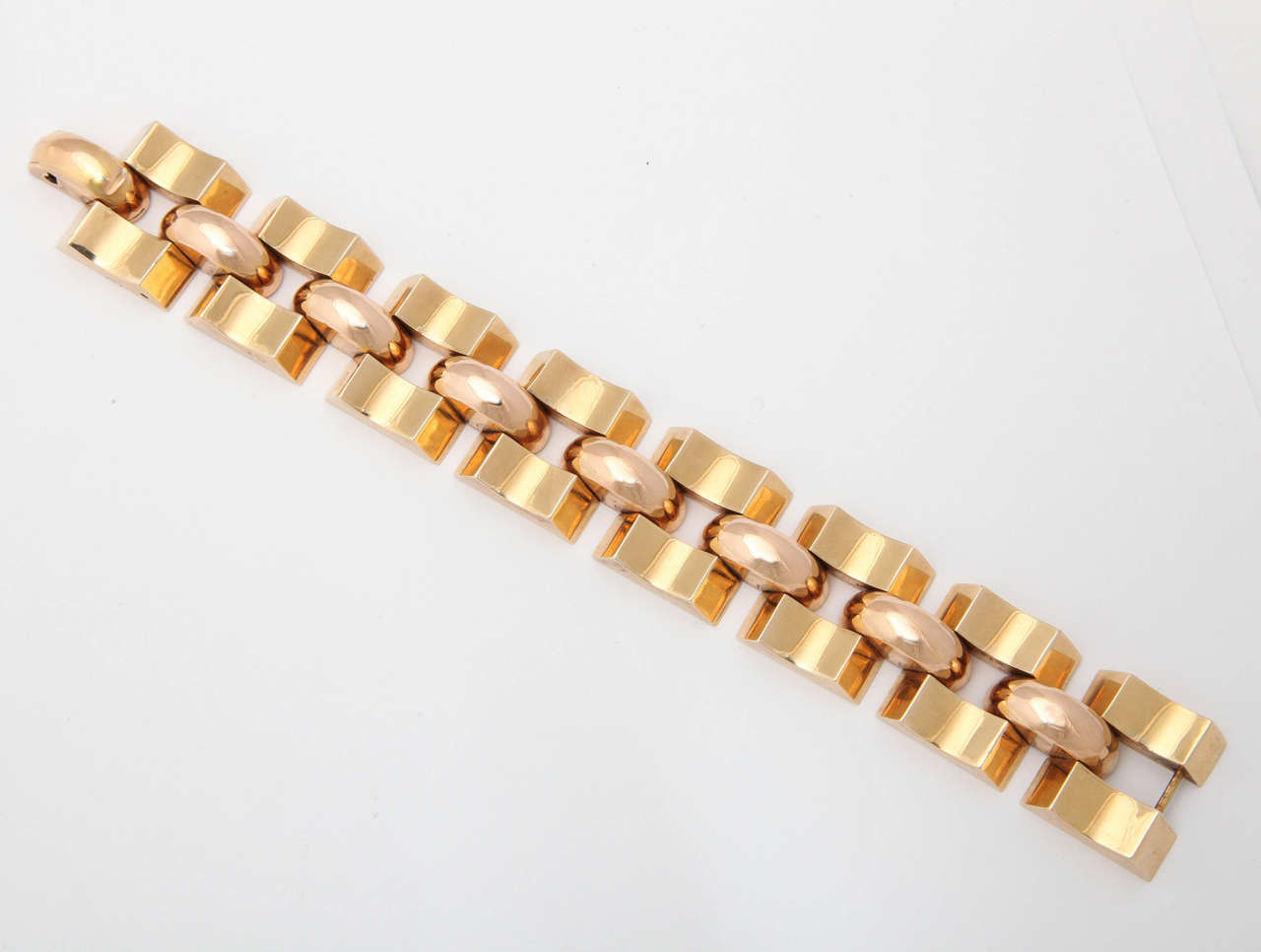 The center links are pink gold, the outer links yellow gold.