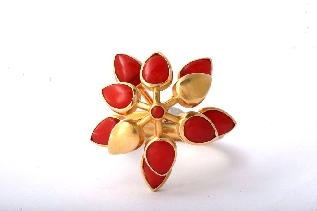 Spinning Coral Flower Ring In Excellent Condition In Fifth Avenue, NY