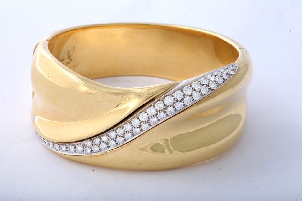 18k undulating cuff centering a wave of pave set diamonds.
98.5 grams 18k gold
48 diamonds 2.50 carats