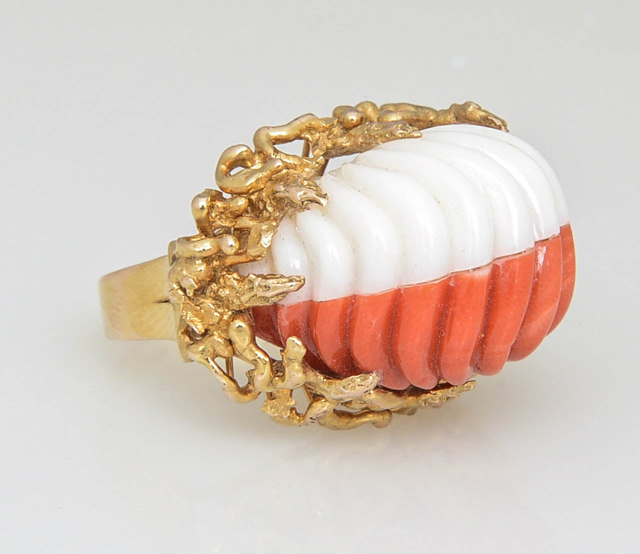 Striking 1960s ring featuring a two tone white and orange ribbed coral set in a 14k yellow gold brutalist bark and shiny finish mount.

US Size 7 which can be sized.