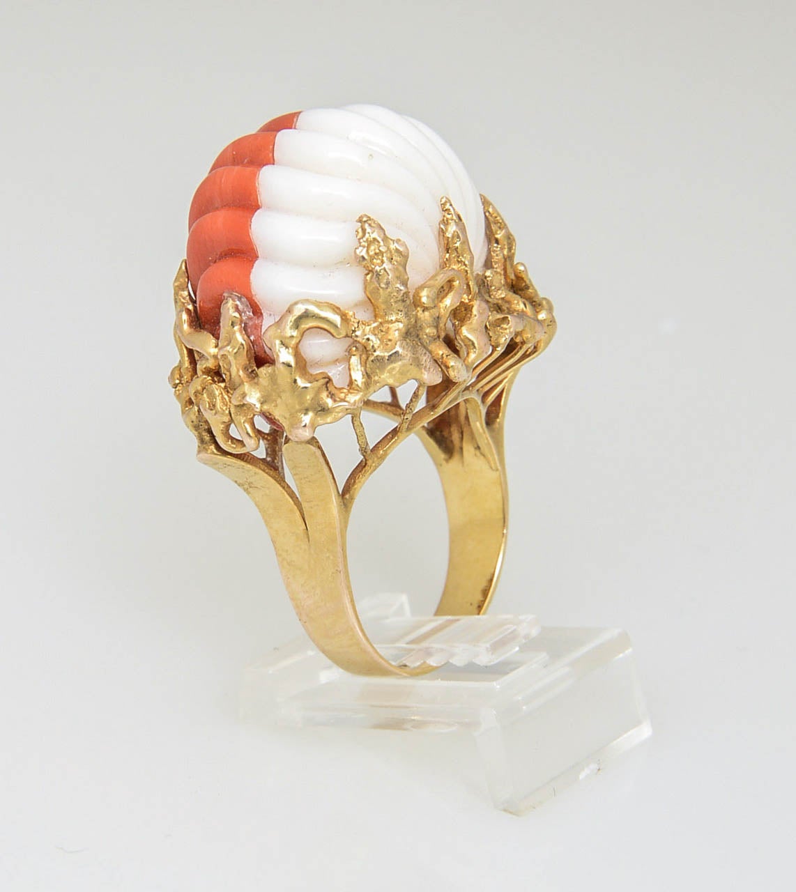 1960s Modernist Carved Two-Tone Coral Stylized Gold Ring In Good Condition For Sale In Miami Beach, FL