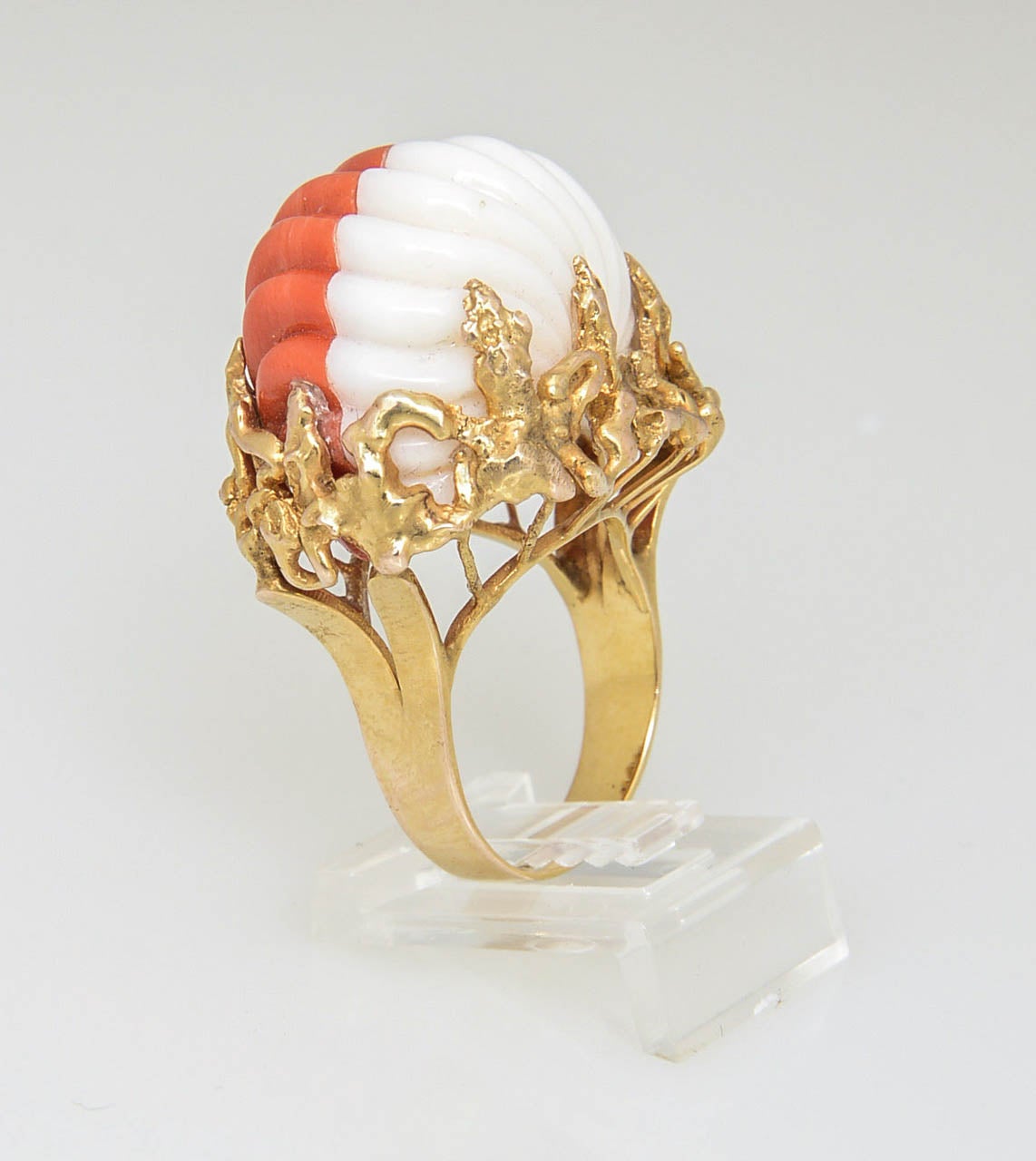 De las mujeres Anillo Modernista de Oro Tallado en Dos Tonos de Coral Estilizado de los Años 60 en venta