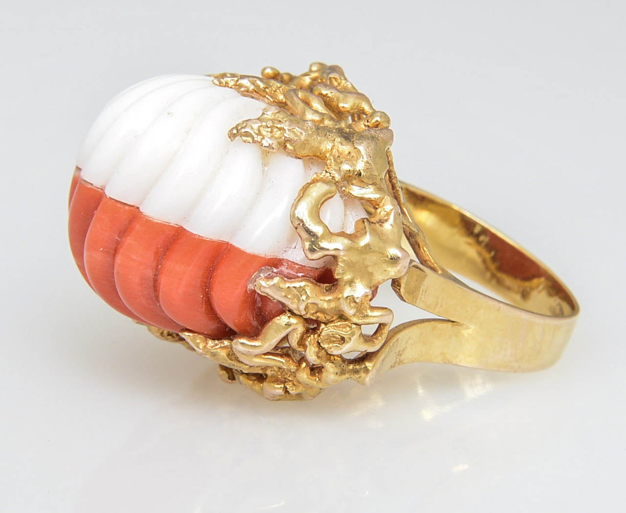 1960s Modernist Carved Two-Tone Coral Stylized Gold Ring For Sale 2