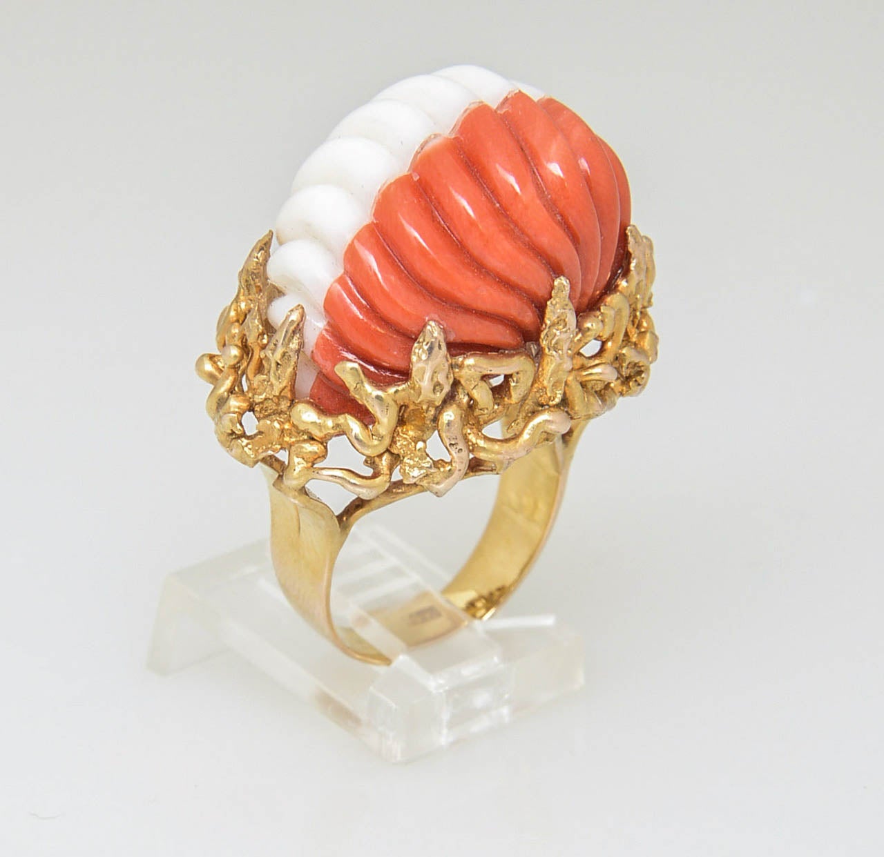 1960s Modernist Carved Two-Tone Coral Stylized Gold Ring For Sale 3