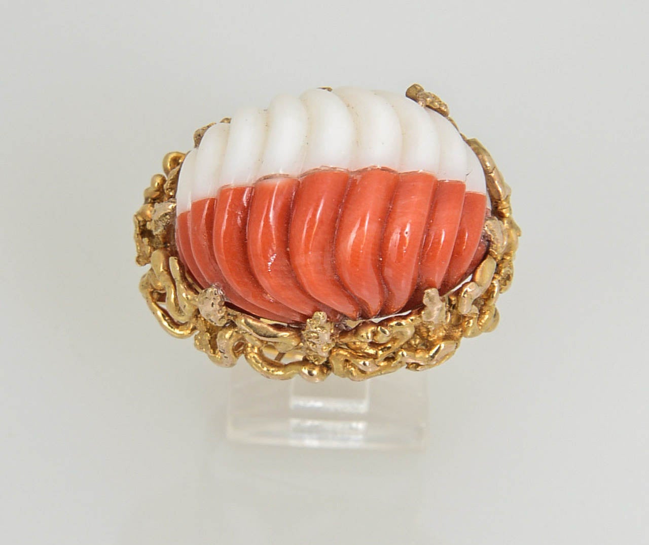1960s Modernist Carved Two-Tone Coral Stylized Gold Ring For Sale 4