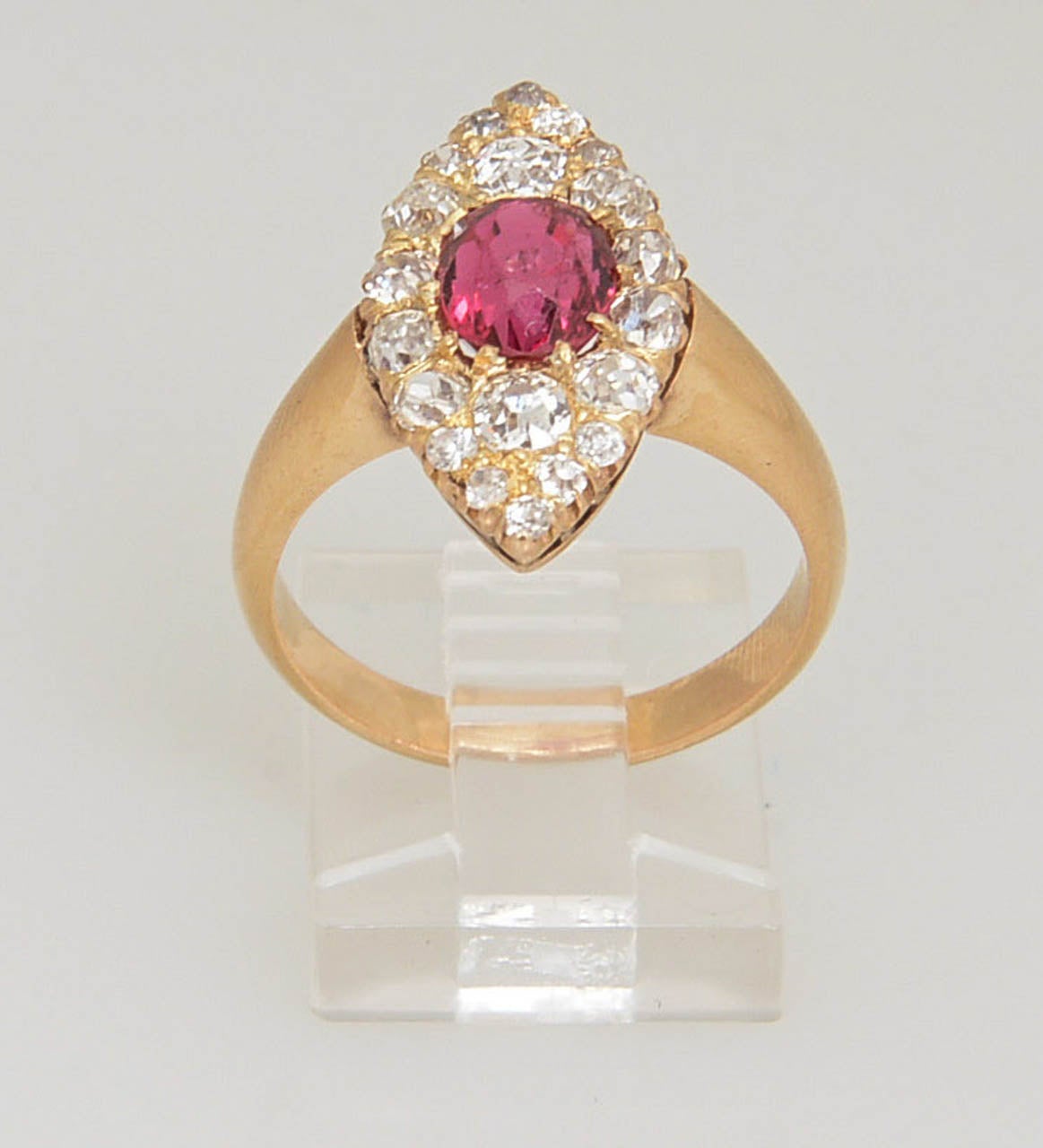 Wunderschöner ovaler roter Spinell (ungefähres Gewicht von 2 Karat) inmitten von Diamanten im alten Minenschliff (insgesamt ca. 1,5 Karat)  gefasst in einer 14-karätigen Goldfassung. 

US Größe 7.5