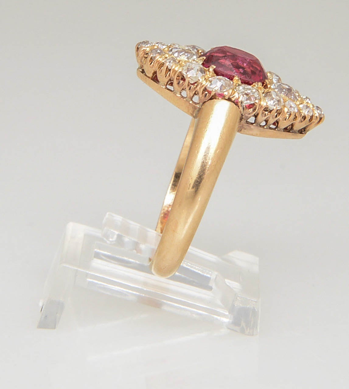 viktorianischer Navette-Ring mit Spinell und Diamant im Zustand „Hervorragend“ in Miami Beach, FL