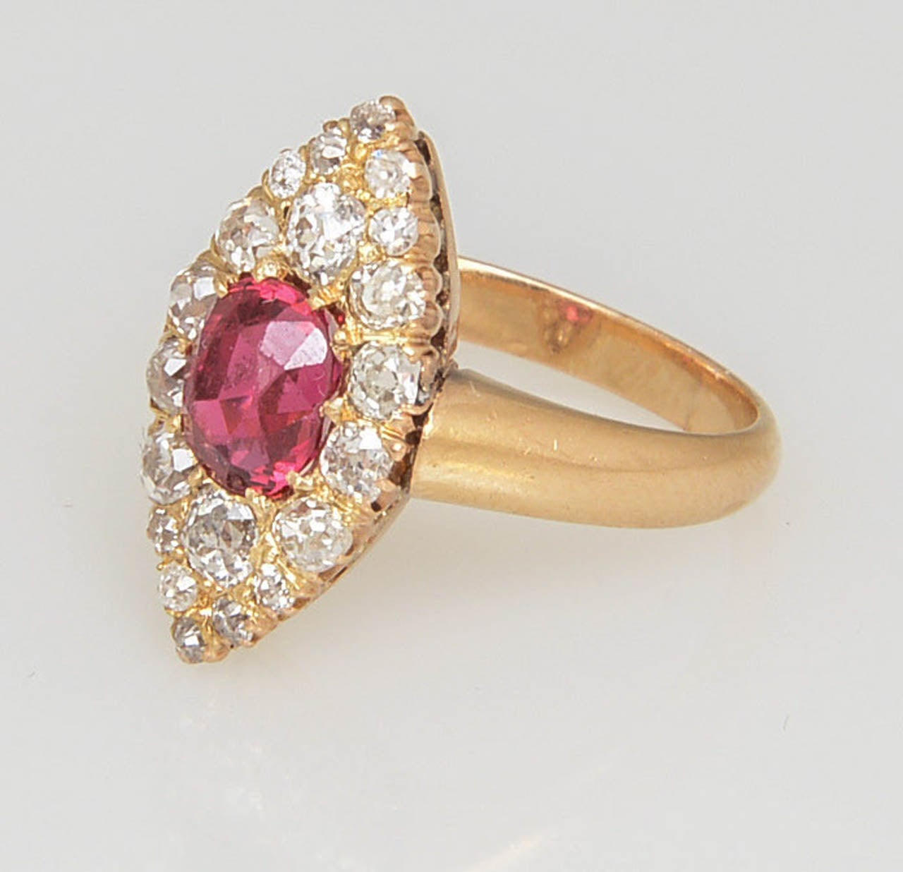 viktorianischer Navette-Ring mit Spinell und Diamant 2